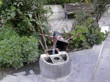 la fontana in ghisa divelta dell'angolo verde di via Gramsci