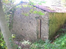 monastero visto da est e particolare di una finestra verticale a strombatura interna ed esterna