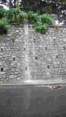 il muro perimetrale della villa comunale