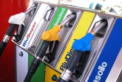 BENZINA: NUOVI AUMENTI, AGIP STACCA TUTTI A 1,324 EURO