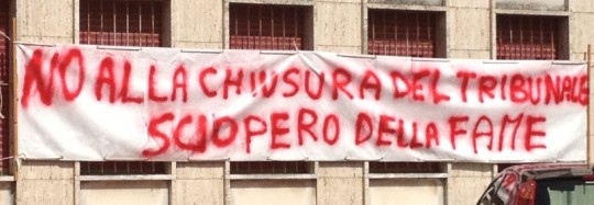 striscione tribunale1