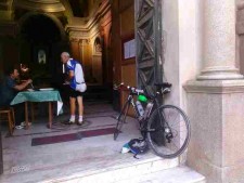 san rocco ciclista sulla porta