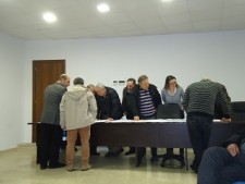 CINQUEFRONDI - I tecnici cinquefrondesi mentre visionano il documento strategico di base